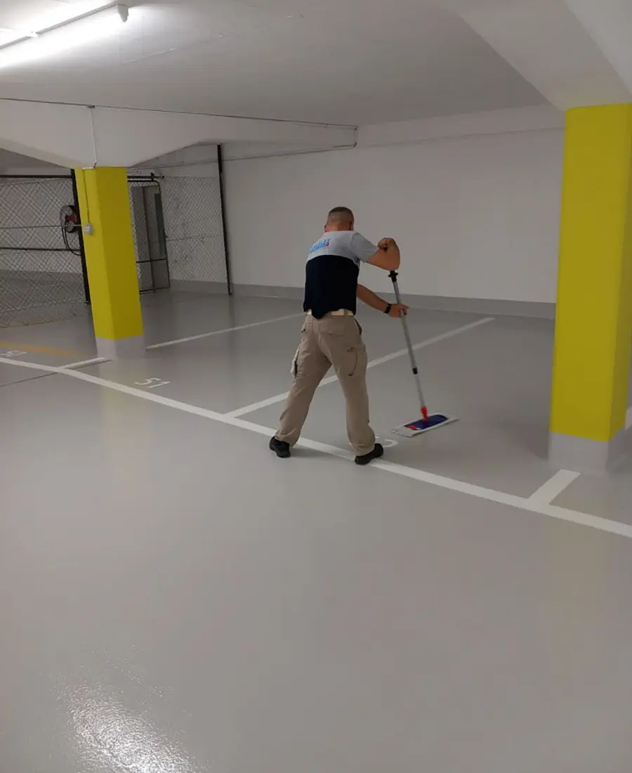 Angelex Mitarbeiter bei der Reinigung einer Tiefgarage in Basel