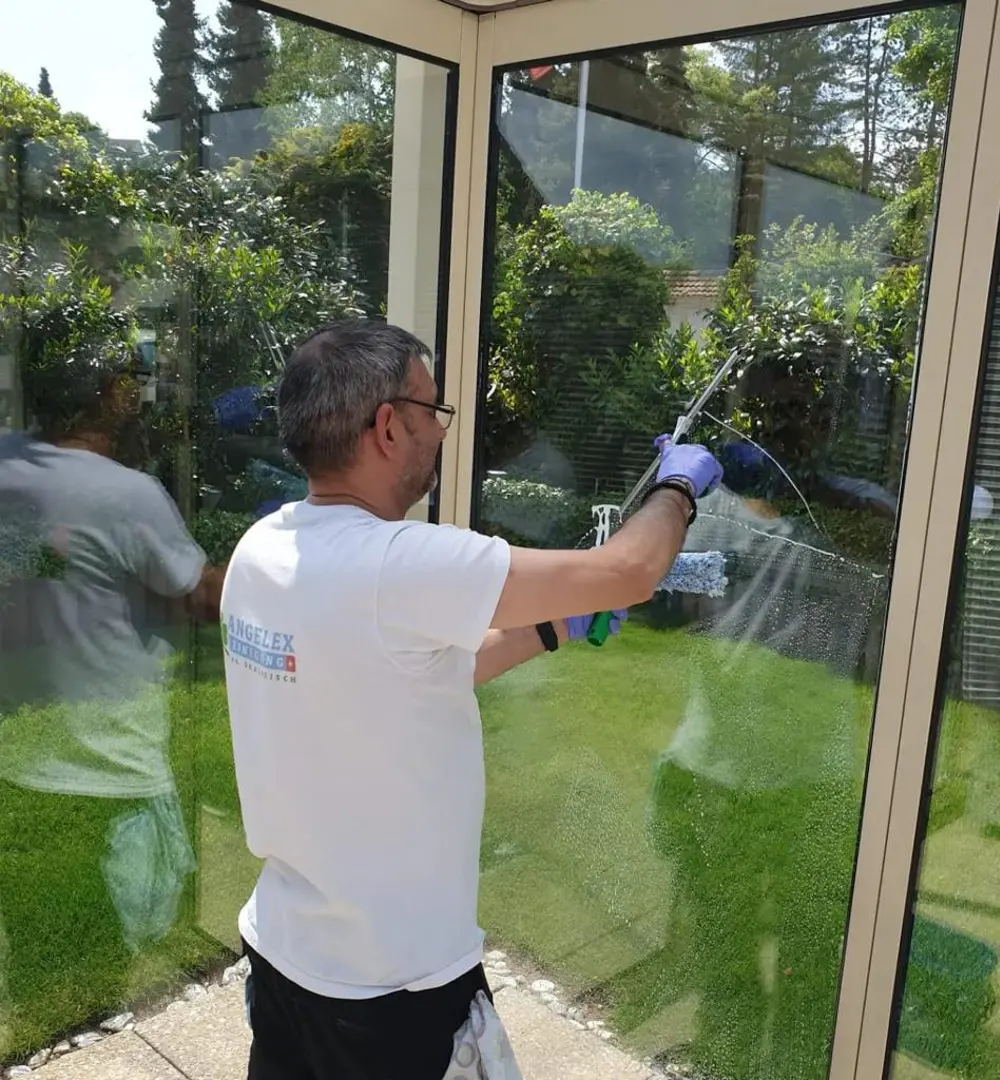 Mitarbeiter von Angelex Reinigung bei der Fensterreinigung in Basel